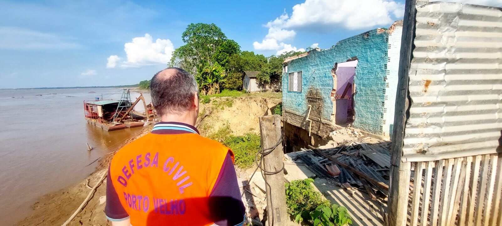 Prefeitura monitora e interdita áreas de riscos, orienta as famílias e reabre trecho da Estrada do Belmont